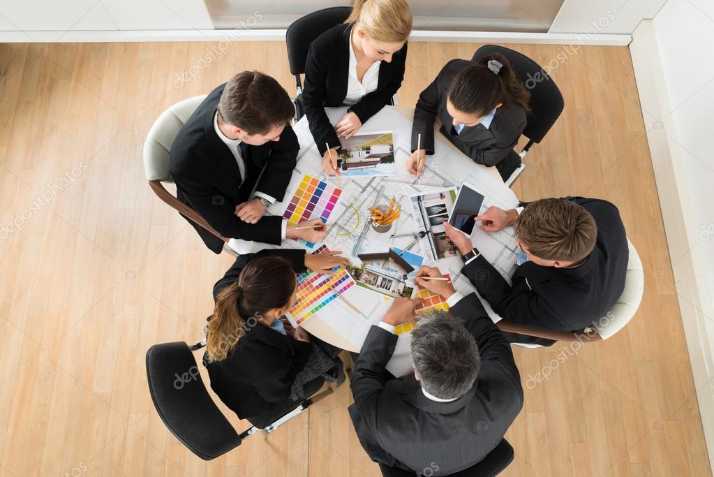 Beratungsgespräch mit Mustern auf dem Tisch