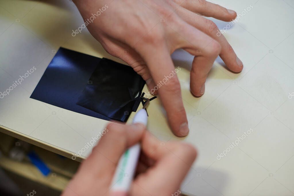 Detailaufnahme eines präzisen Textildrucks